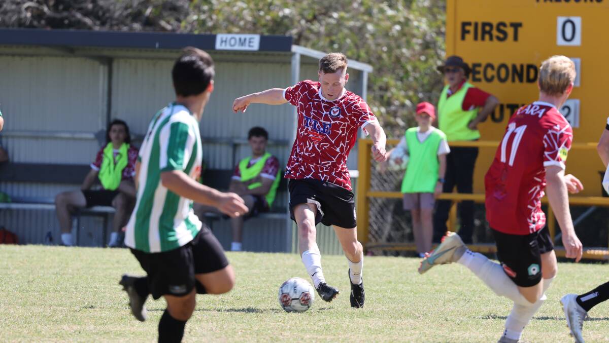 Luke Day on the ball for Oak Flats. Picture by Sylvia Liber
