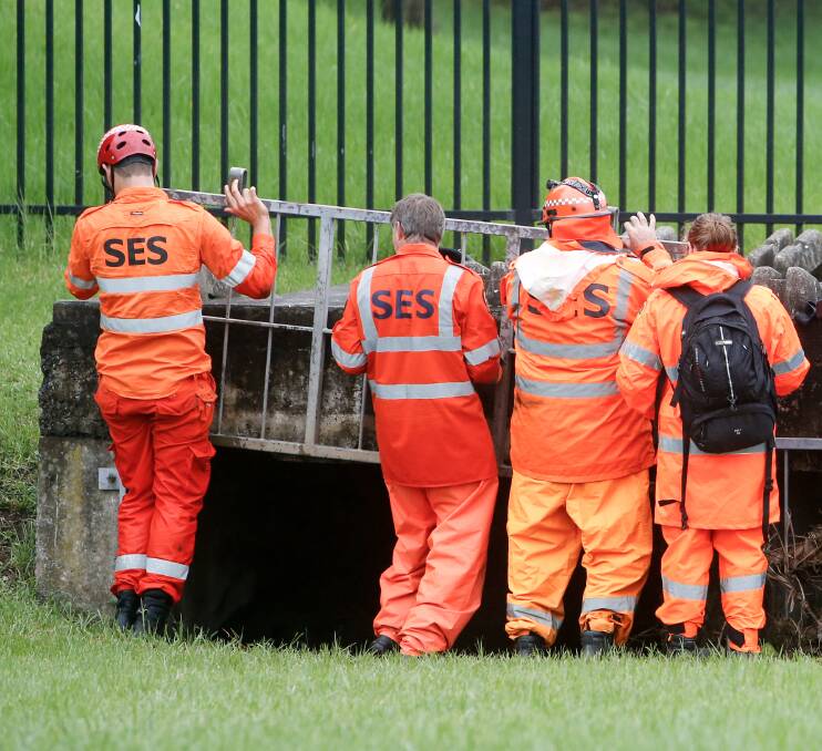 Heavy work: The search ended near Unaderra's Western Suburbs pool. Pictures: Adam McLean.