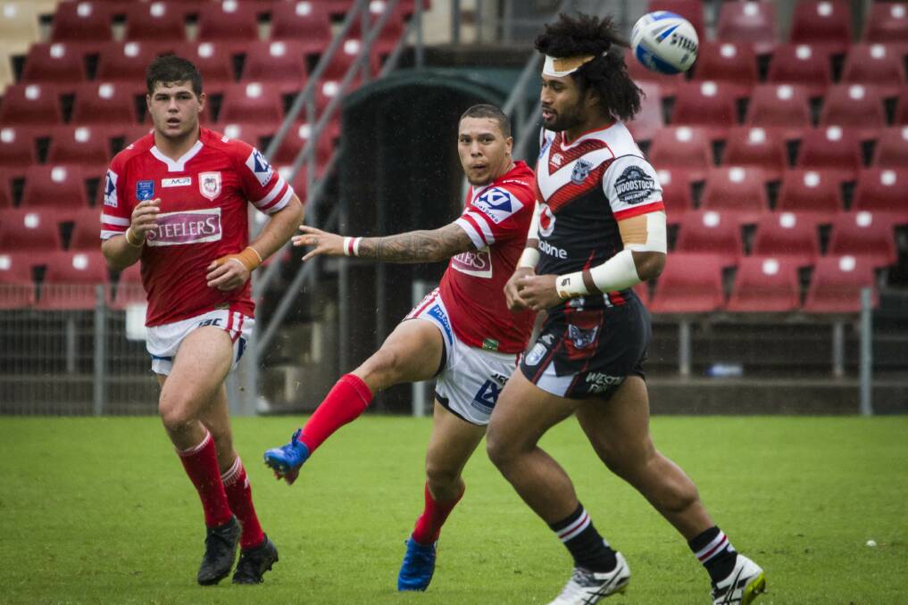 STEERING THE SHIP: Halfback Shaun Nona kicks ahead in Illawarra's 21-14 defeat at the hands of the Warriors at WIN Stadium on Saturday. Picture: Blake Edwards