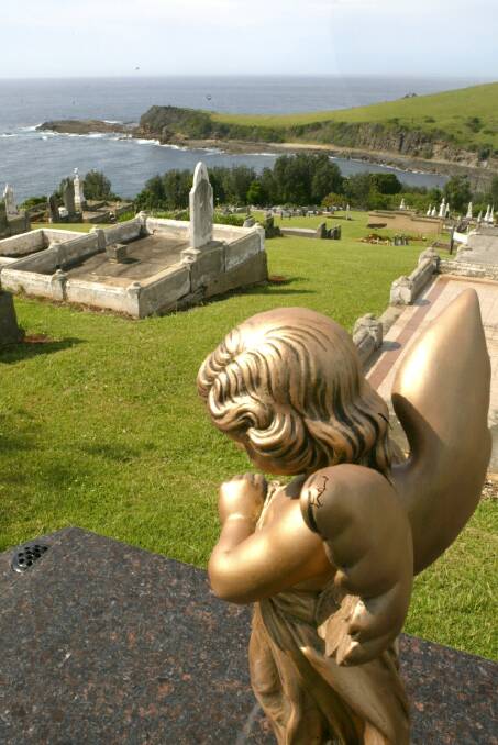 MERCURY.NEWS,GRAVE..pic wayne venables 17 december 2004..GERRINGONG CEMETERY ON THE HILL OVERLOOKING THE OCEAN SPECIALX 00045428