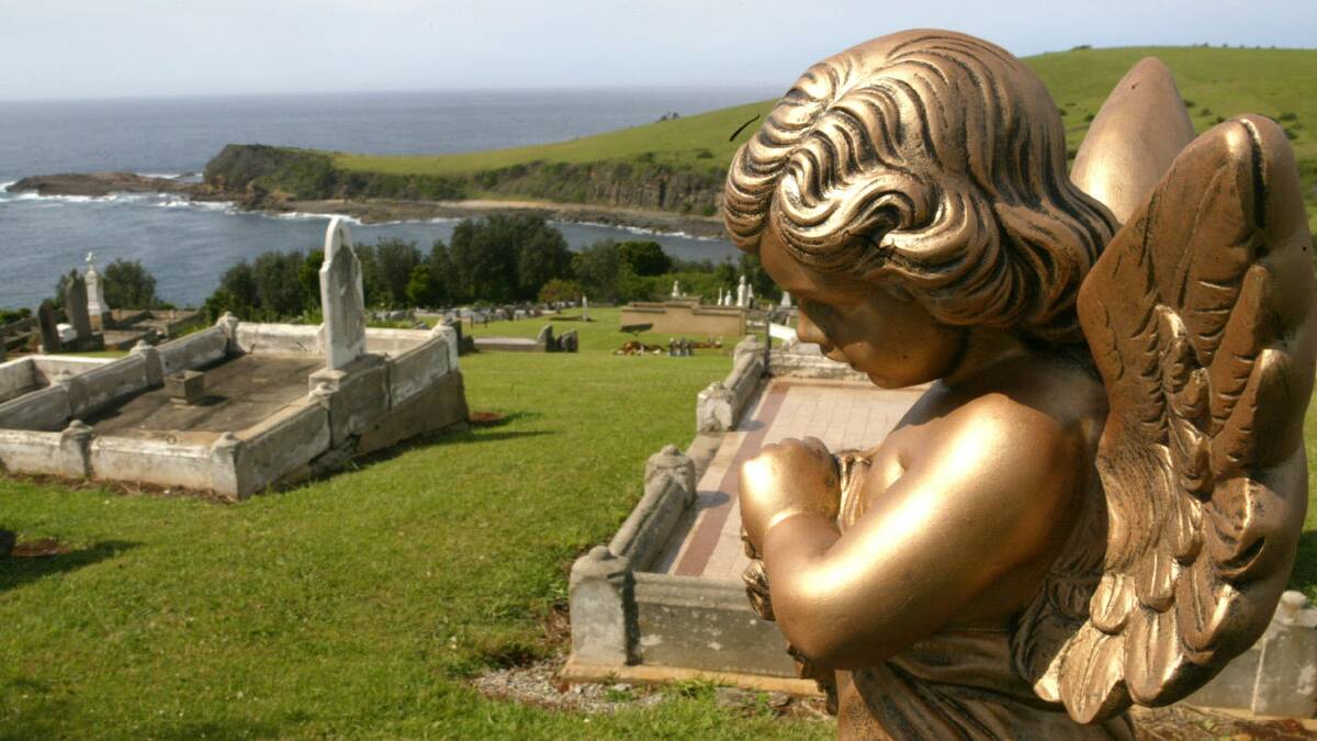 MERCURY.NEWS,GRAVE..pic wayne venables 17 december 2004..GERRINGONG CEMETERY ON THE HILL OVERLOOKING THE OCEAN SPECIALX 00045428