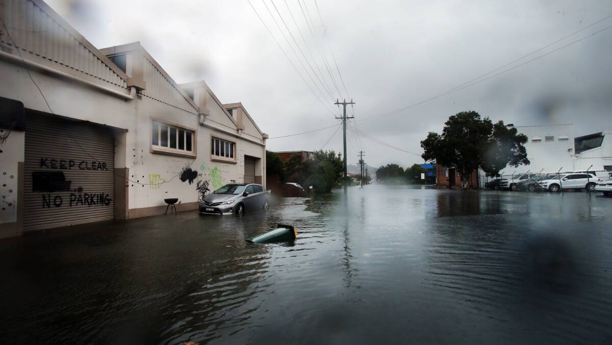Flooding on Beach Road in Wollongong. Photo: Sylvia Liber