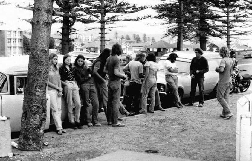 Mates hanging out at Wollongong Beach in the early 1970s. Photo: Ray Mills, via Lost Wollongong