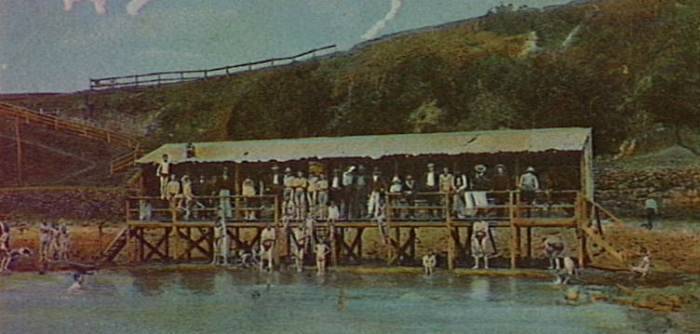 The Wollongong Men’s Baths 1910. A popular place for naked bathing.

