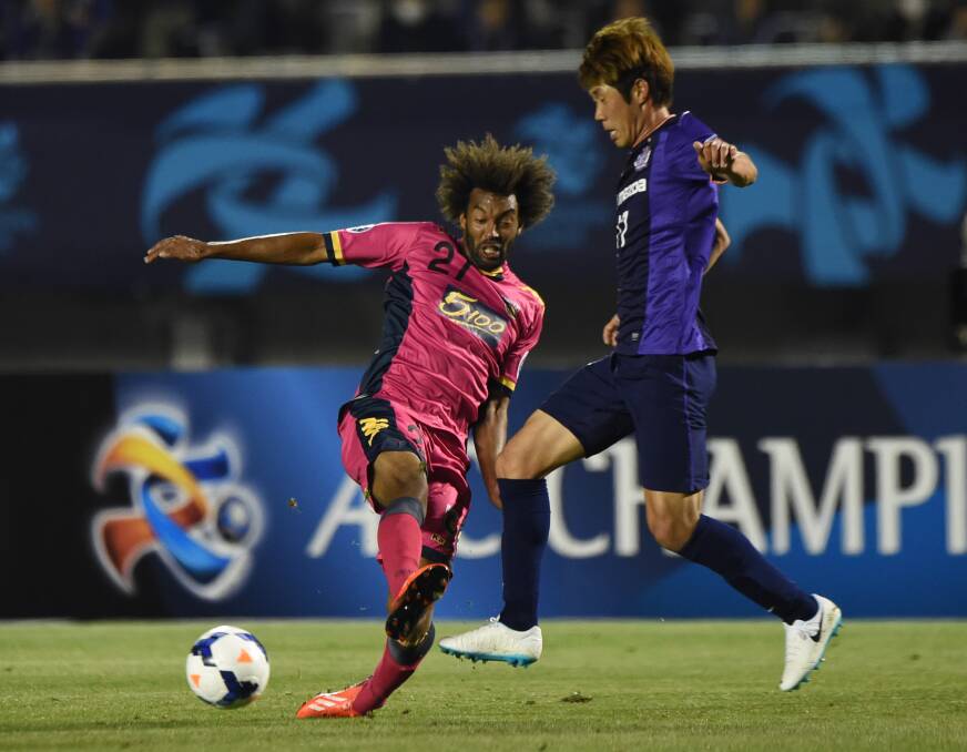 Park Hyung Jin of Sanfrecce Hiroshima and Isaka Cernak Okanya of Central Coast Mariners. Picture: GETTY IMAGES