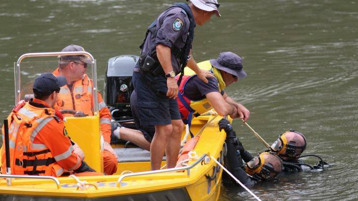 Police divers search the Murrumbidgee River in Wagga on Thursday. Photo: The Daily Advertiser