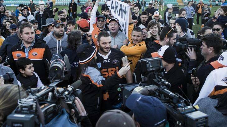 Homecoming hero: Robbie Farah is cheered off the ground at Leichhardt Oval. Photo: Dominic Lorrimer