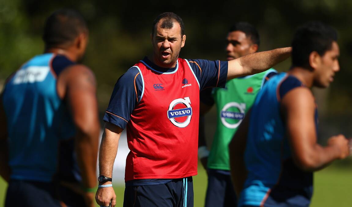 Waratahs coach Michael Cheika talks to players during a Waratahs Super Rugby training session at Kippax Lake on May 1, 2014 in Sydney, Australia.  Picture:  Cameron Spencer/Getty Images