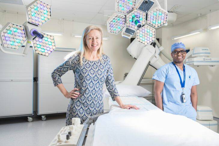 (left to right) Anesthetist Dr Jenny Stevens and Neurosurgery registrar Dr Ron Murambi.
Story details: In a battle to cut the number of people addicted to opioids, St Vincents Hospital has introduced a new program to teach junior doctors how to safely prescribe opioids to patients. Monday 14th August 2017 SMH photo Louie Douvis .