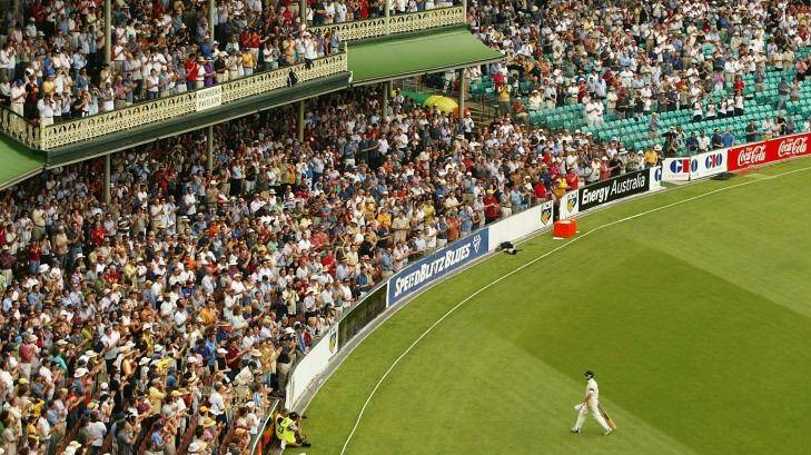 Steve Waugh receives a warm ovation from the SCG crowd during the third day of the fifth Ashes test between Australia and England on January 4, 2003. Photo: Nick Wilson