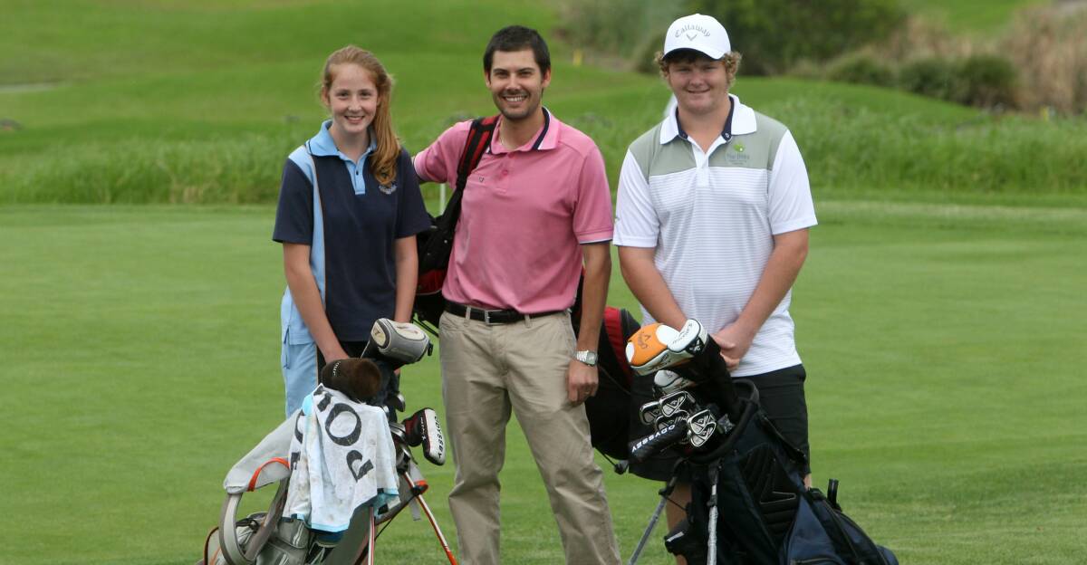 Links Shell Cove's Peter Nascimento, centre, with junior competitors Kirra Dunn and Alex McPhie on Friday. Picture: GREG TOTMAN