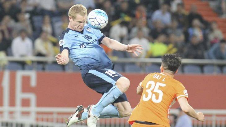 Matthew Simon of Sydney FC and Dai Lin of Shandong Luneng compete for the ball during the first leg of their round of 16 cash in Jinan. Photo: VCG