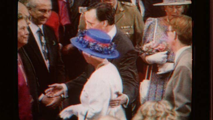 Paul Keating guides the Queen with a hand on her back which was considered a gesture showing too relaxed an attitude to the monarchy during her tour of Australia in 1992.