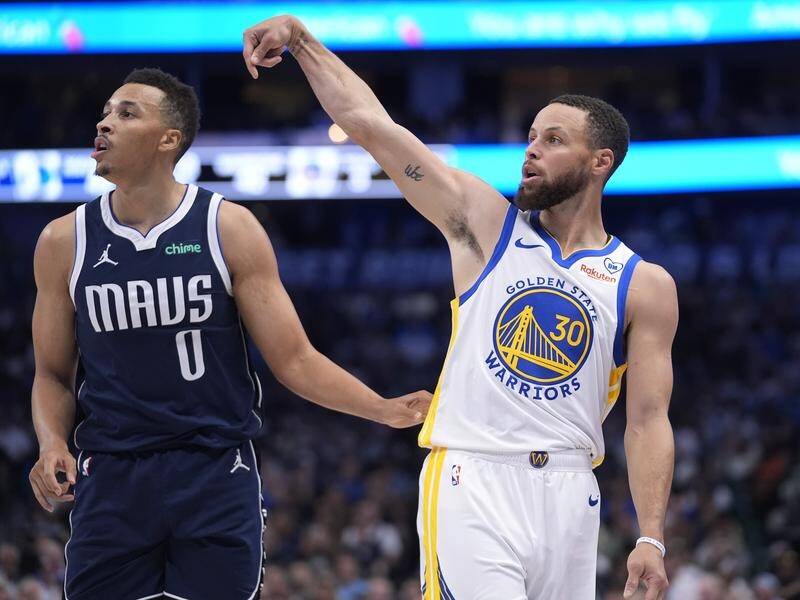 Dante Exum (left) helped Dallas to a win over Stephen Curry's Golden State Warriors. (AP PHOTO)