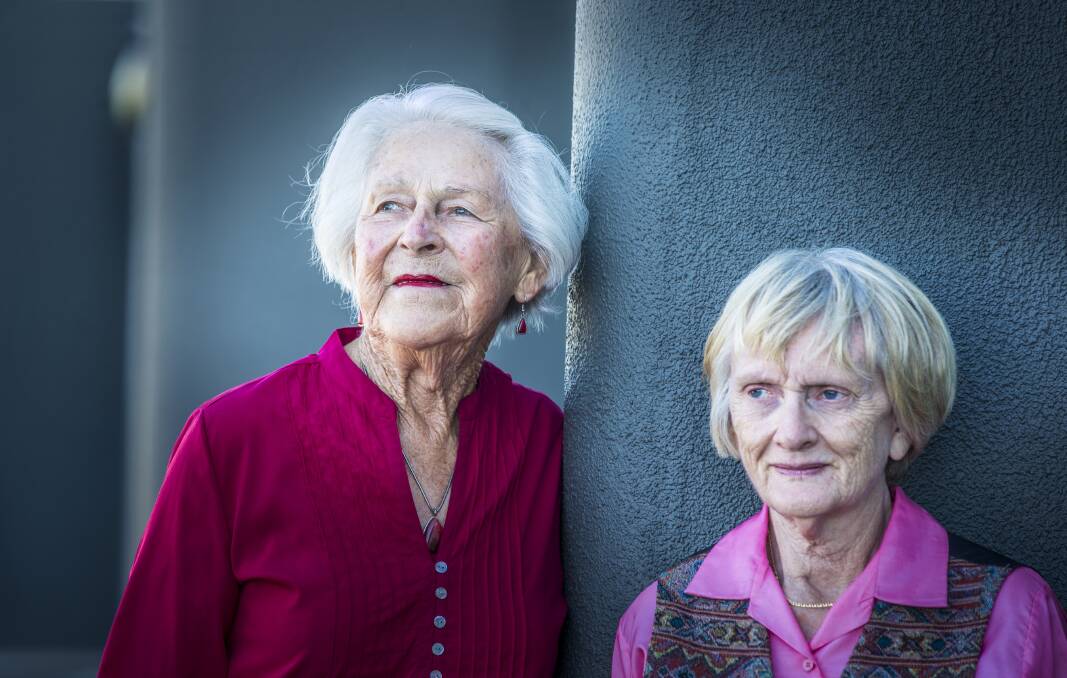 Lifeline South Coast volunteers Joan Bell and Audrey Wilson.