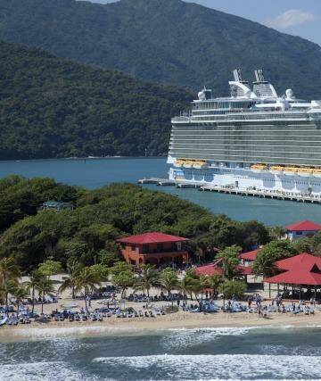 Oasis docked at Labadee. Oasis of the Seas  - Royal Caribbean
str19oasis Photo: Royal Caribbean