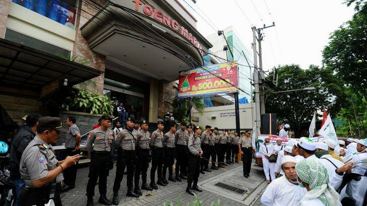A police line greets Islamic hardliners outside a Surabaya shopping mall. Human rights groups have accused police of providing security for the hardliners, but police insist they are trying to defuse the situation. Photo: Robertus Pudyanto