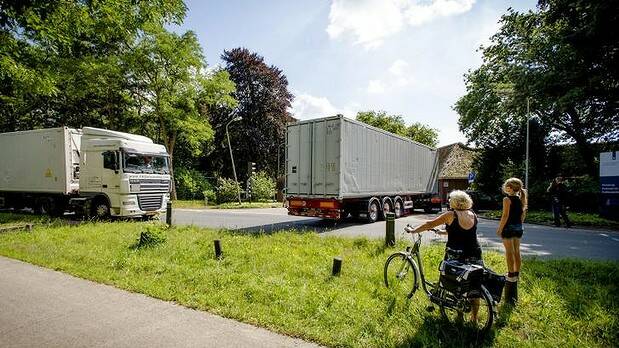 Refrigerated trucks enter military base in Hilversum, the Netherlands. The bodies of the victims killed in the Malaysia Airlines air crash in eastern Ukraine will be identified at the compound's army barracks after arrival. Photo: AFP