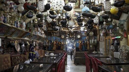 Esfahan: Iranian people and tourists at the traditional underground restaurant.  Photo: iStock