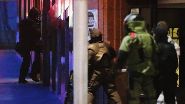 Police raid the Lindt cafe. Photo: Getty Images
