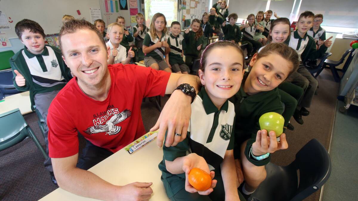 Hawks player Tim Coenraad with Albion Park Public School students (l-r) Madison Rosser and Piper McGrath, taking part in the Hawks' and Bendigo Bank's Adopt-a-School program.