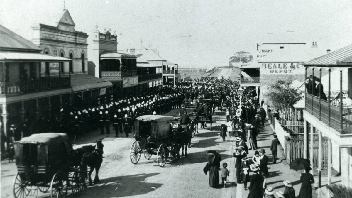 A photo of Lower Crown Street, Wollongong, taken in 1902. The Temperance Hall was  between Joseph Makin’s The Royal Hotel (now the Oxford Tavern site) on top right of the photo and Moran’s building, showing the Beale advertising sign. Picture:  From the collections of  WOLLONGONG CITY LIBRARY and ILLAWARRA HISTORICAL SOCIETY