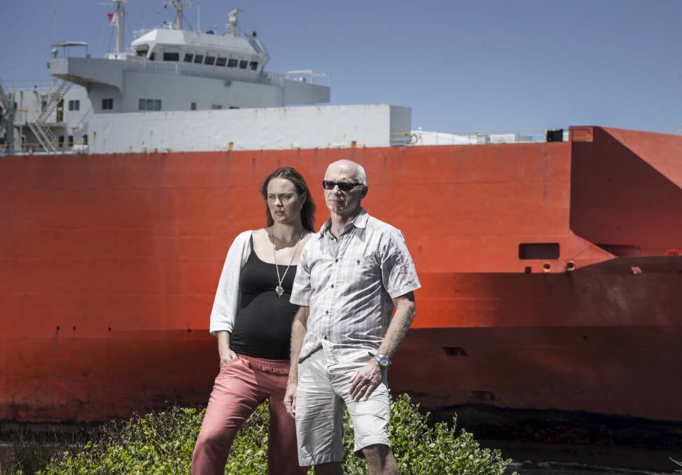 UOW Professor Andy Davis and research assistant Allison Broad are studying the impact of ships’ anchors on marine ecosystems.