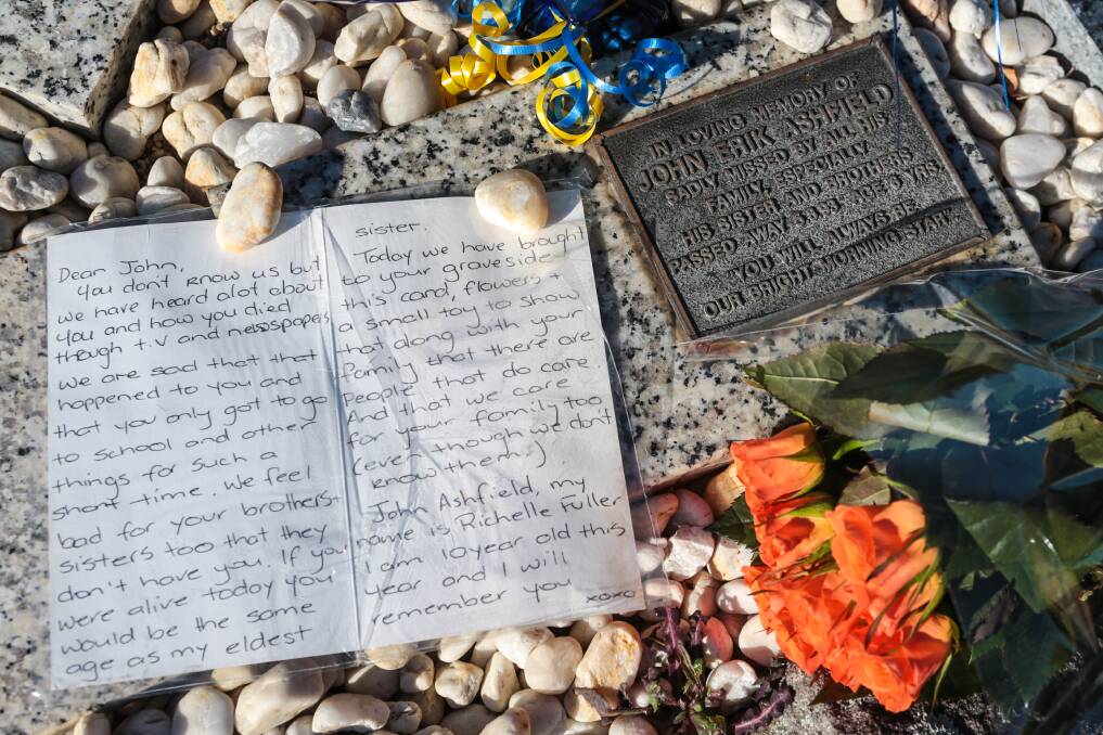 A card left at the grave. Picture: ADAM McLEAN