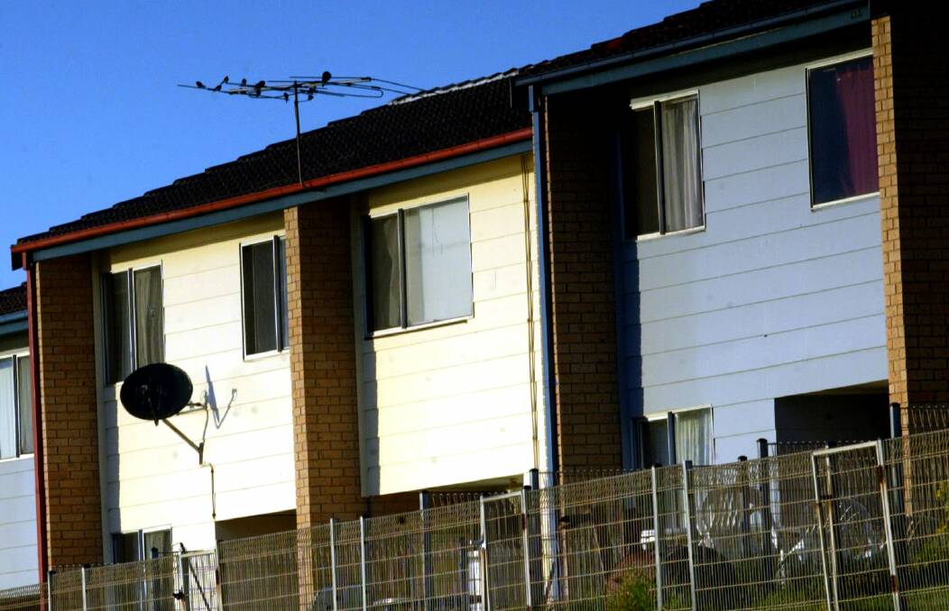 Wollongong councillors roll Crasnich on public housing sale