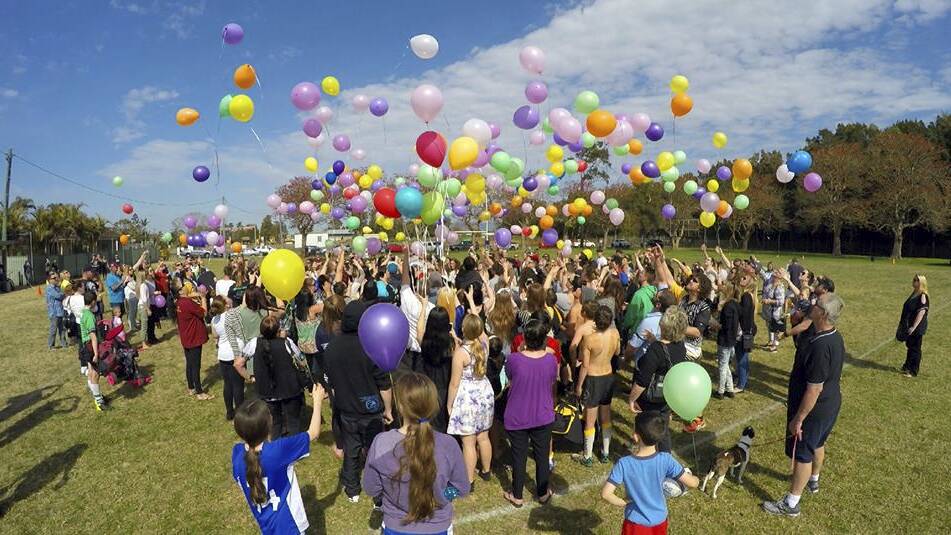 Hundreds of people release balloons in Windang in memory of Georja Balfour.