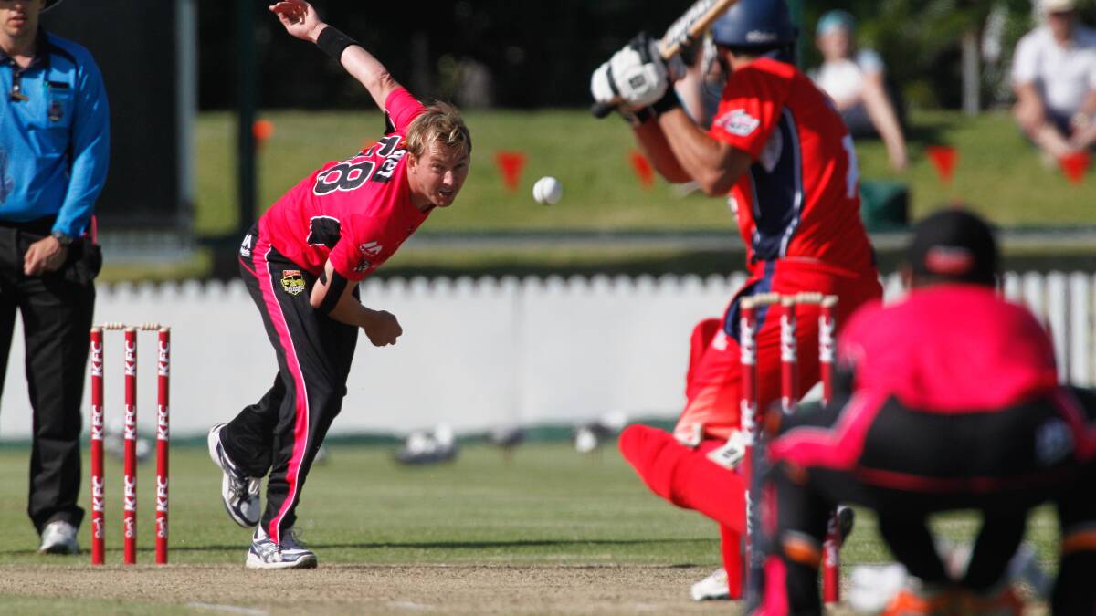 Brett Lee bowls for the Sydney Sixers in their match against and Illawarra Invitational XI on Tuesday. Picture: CHRISTOPHER CHAN