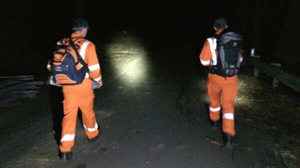 SES personnel search bushland in Mt Keira on Saturday evening. Picture: NSW SES Kiama Unit 