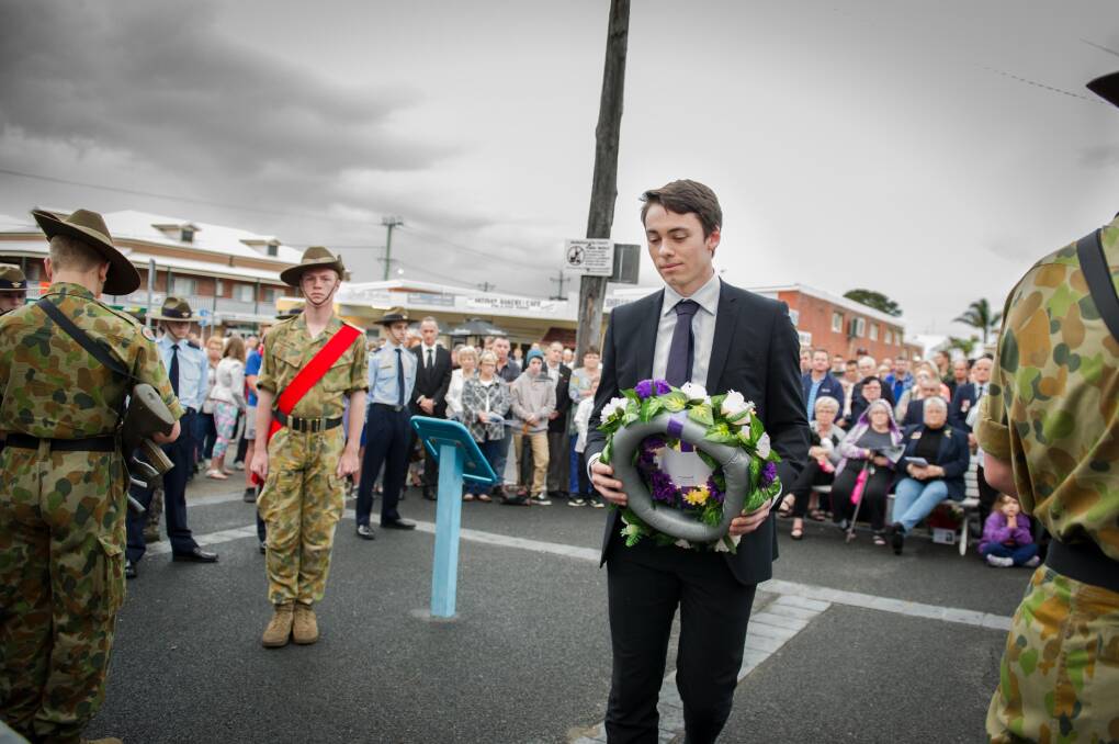 Mark Jones places the wreath on behalf of Kiama MP Gareth Ward and Gilmore MP Ann Sudmalis. Picture: ALBEY BOND