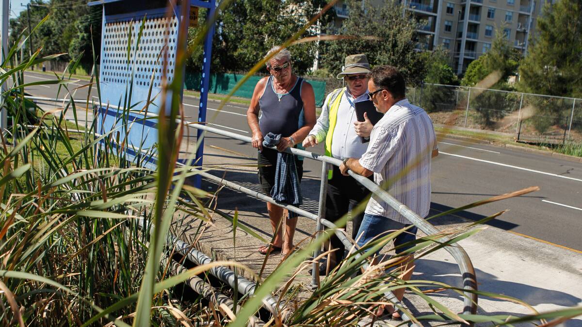 Gordon Bradbery and council representatives with Kembla Street residents. Picture: CHRISTOPHER CHAN