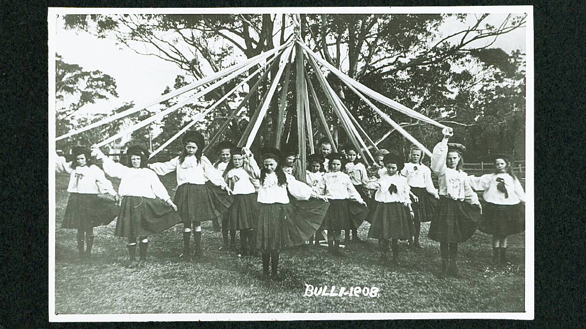 May pole dancing at Bulli, 1908. 