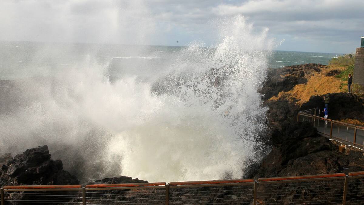 Wild winds and surf pound Illawarra coast: photos