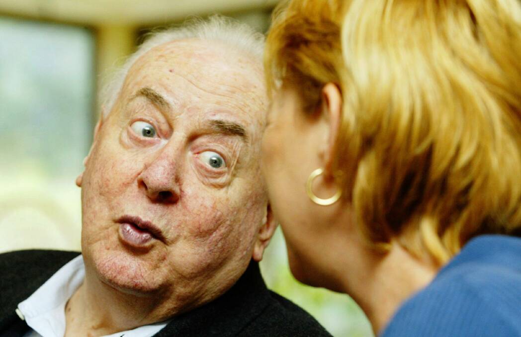 Gough Whitlam chats with Sharon Bird at Mount Kembla Hotel in 2004.