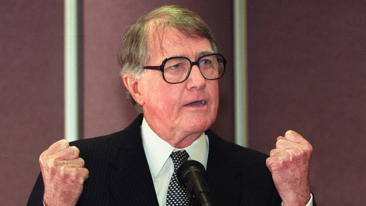 Neville Wran speaks at the University of Wollongong. 