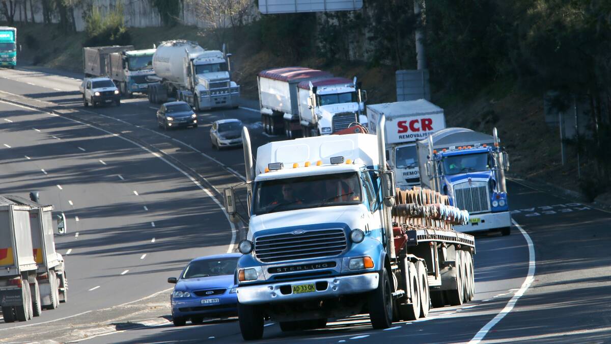 The government is investigating adding a third downhill lane on the M1 Princes Motorway, to the base of Mount Ousley.