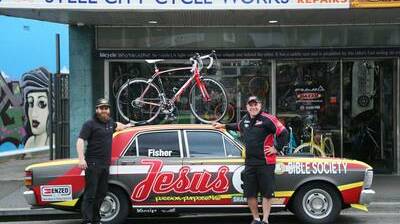 Ross Thomas and Andrew Fisher with a Merida bike Fisher took to Mount Panorama last year for fitness in preparation for the Great Race. Picture: GREG ELLIS. 
