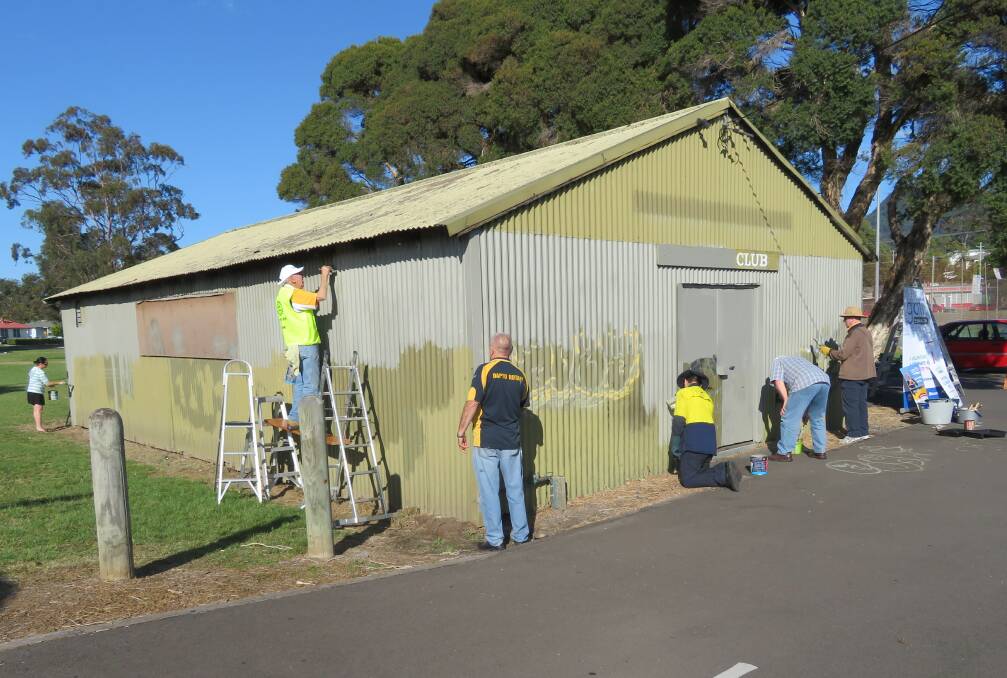 Rotarians remove graffiti