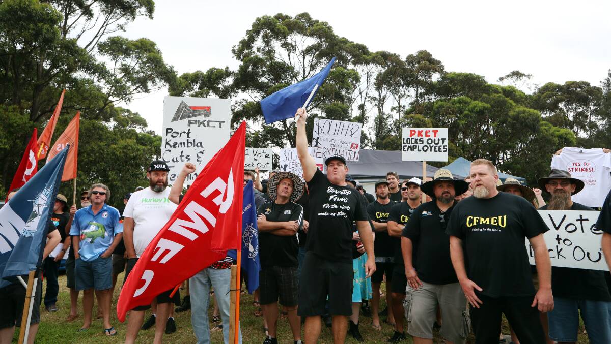 CFMEU members on Monday, during a 24-hour picket line at the Springhill Road entry to the Port Kembla Coal Terminal. Picture: Sylvia Liber
