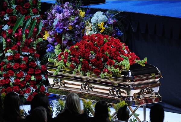 Michael Jackson's daughter Paris pays tribute at memorial service