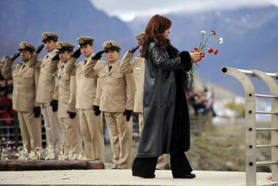 Argentine President Cristina Fernandez de Kirchner prepares to throw flowers into the Bahia de Ushuaia (Ushuaia Bay) waters to pay homage to the fallen soldiers during the Falklands War. Photo: REUTERS/FACUNDO SANTANA