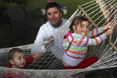 Luke Yewen with his children, Lily and Max, at their Towradgi home. Picture: GREG TOTMAN
