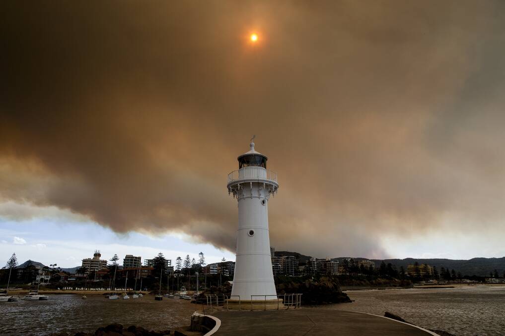 Smoke over Belmore Basin. PICTURE: Warren Keelan