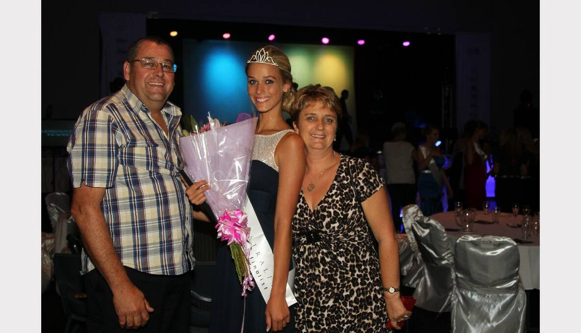 Aleisha Brooke-Smith (centre) with her parents Winton and Angela