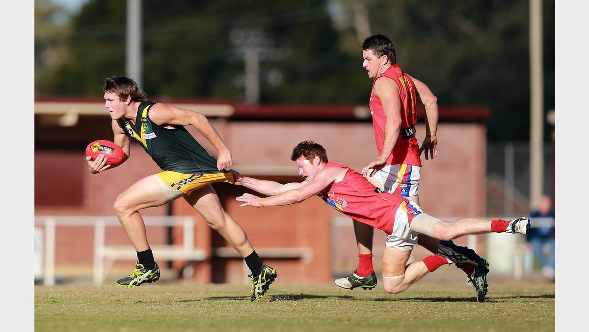 Daniel Bowles gets away despite Marc O'Donohue's flying tackle. Picture: JOHN RUSSELL (BORDER MAIL) 
