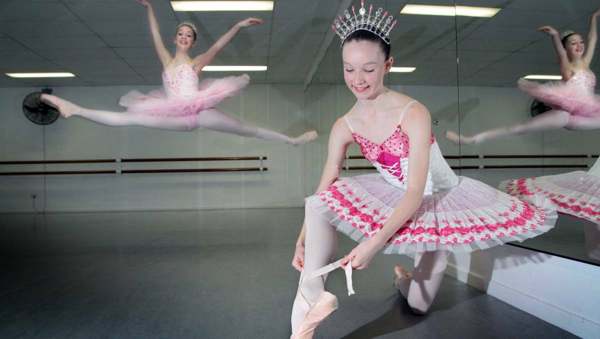 Dancers Brooke Smith and Chelesa Eiszele danced with the Bolshoi Ballet in Brisbane. (BAYSIDE BULLETIN) 