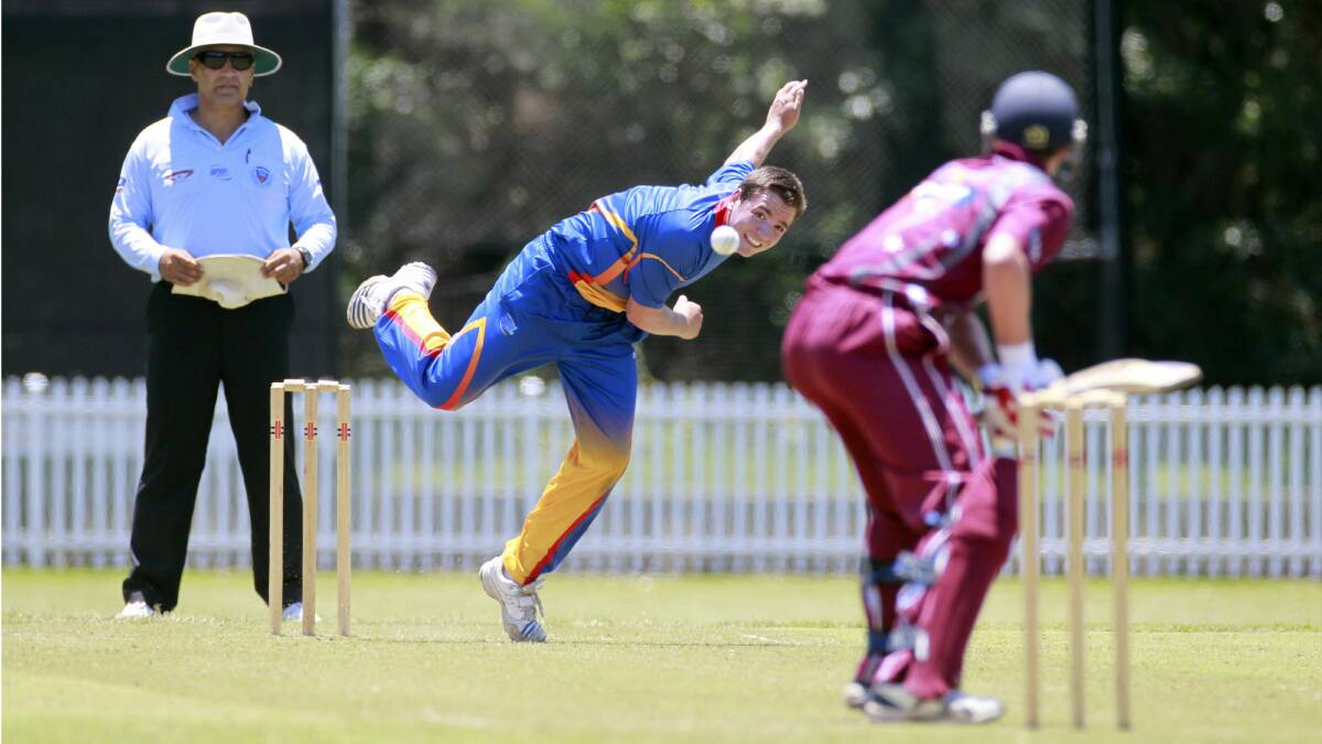 James McQuiggan, bowling for University, pitches up to Wollongong’s Andy Hicks. ANDY ZAKELI
